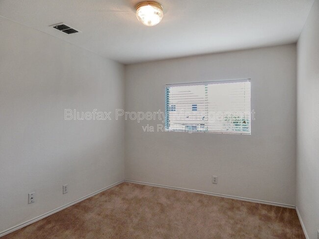 Building Photo - 211 Quince Flower