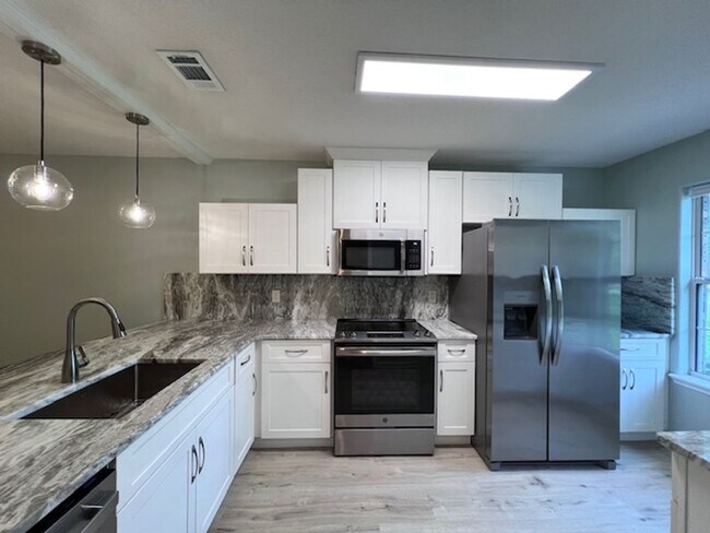 Building Photo - 2 Bedroom 2 Bath Duplex