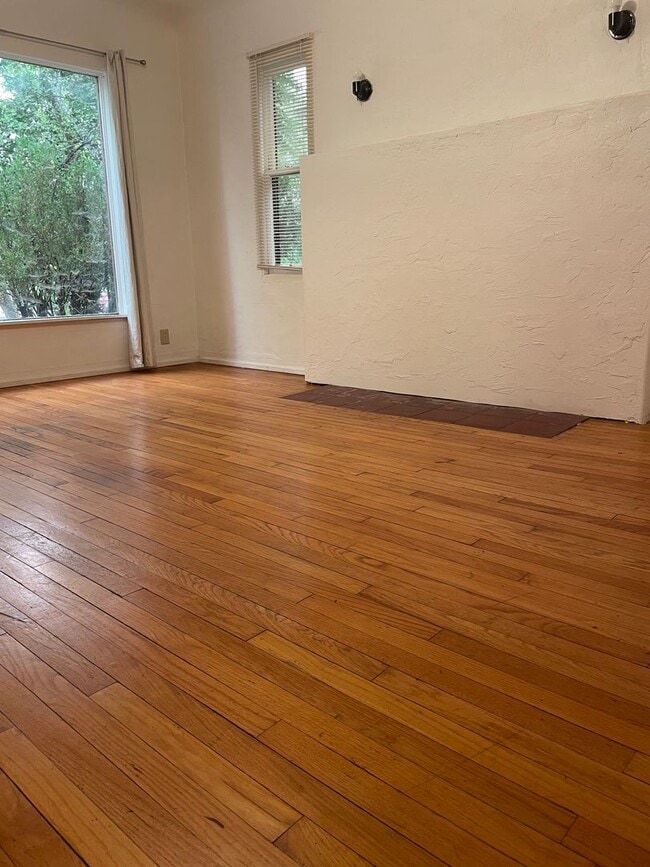 Building Photo - CHARMING 2 BED 1.5 BATH HOME IN DOWNTOWN AREA