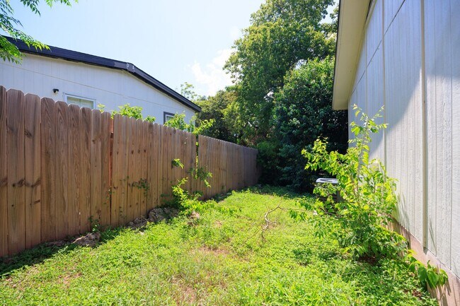 Building Photo - Stylish 2-Bedroom Home Near South Congress & Downtown Austin!