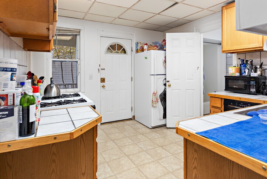 Kitchen - 1209 E University Ave