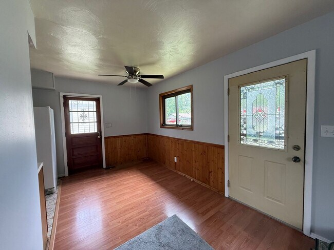 Building Photo - Spacious three bedroom one bath located on the southside.