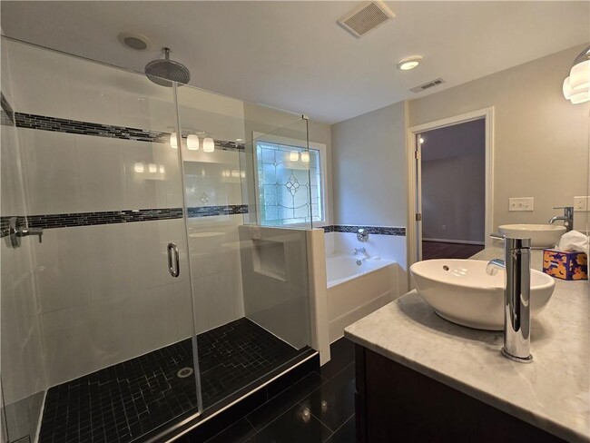 Building Photo - 2616 Boland Dr NE