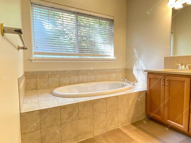 Building Photo - Beautiful, updated 3 BR on westside close to tons of recreation!