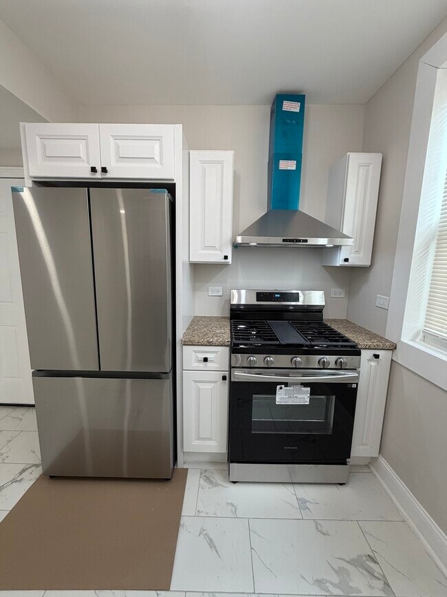 Building Photo - 1048 W Marquette Rd