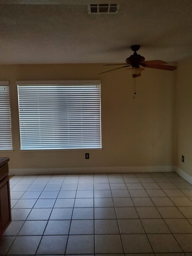 Building Photo - 3 bedroom 2 bath with Pool Off of Oakdale Road