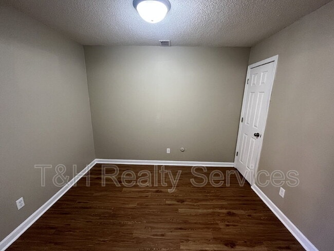 Building Photo - 1090 Greenwood Trail W Dr