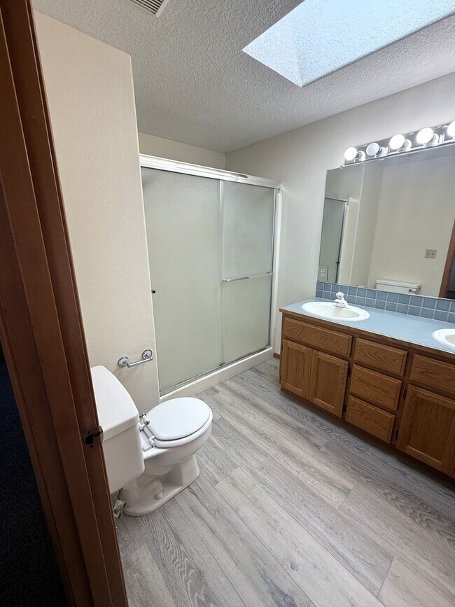 Building Photo - Updated 3B/2Ba Ranch in Five Corners!