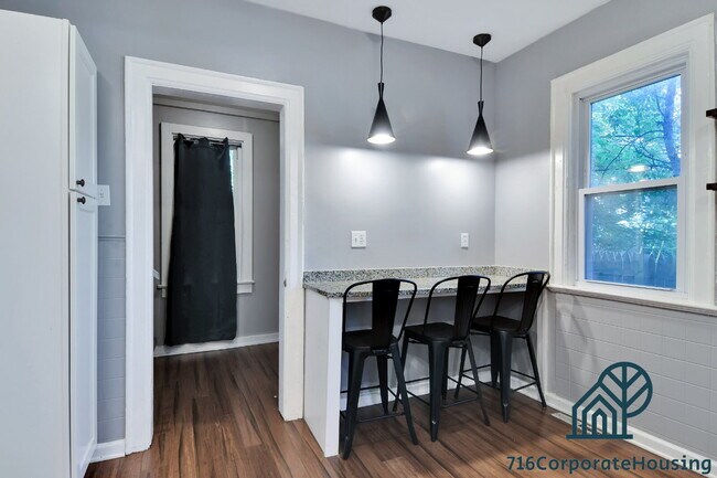 Building Photo - Furnished 3-Bedroom Carriage House on Bird Ave