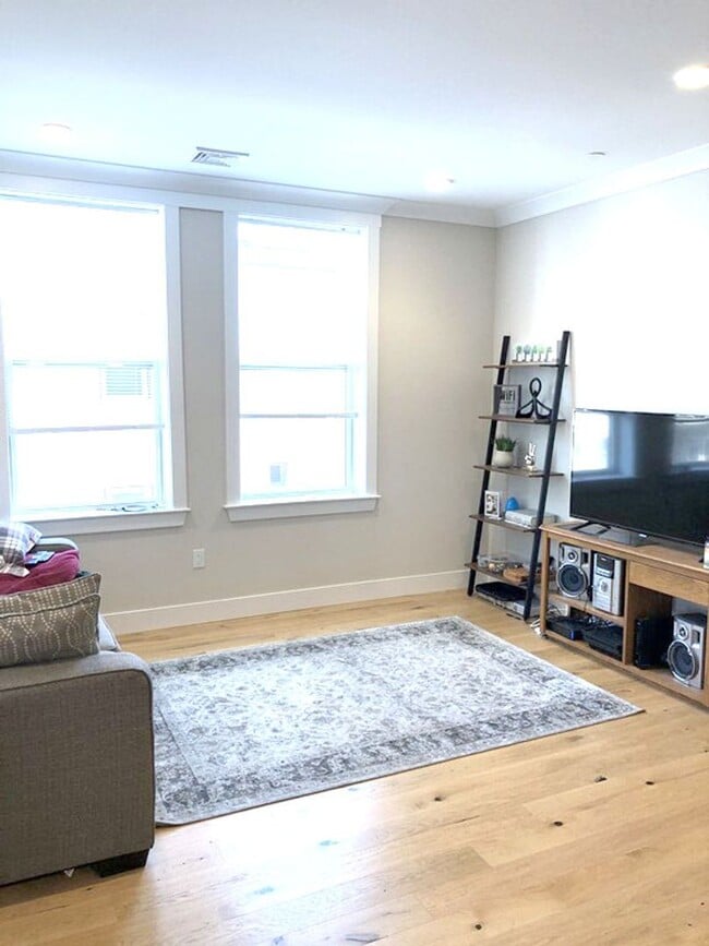 Building Photo - Room Available in Modern 2BR Condo – Jeffr...