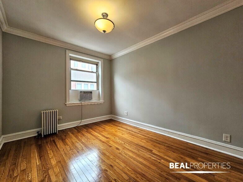 Building Photo - 548 W Surf St