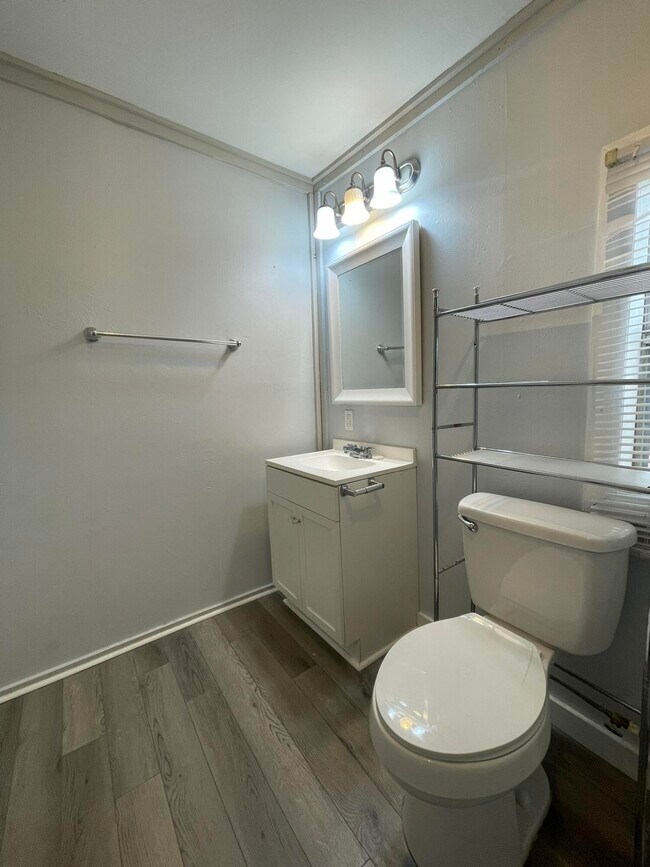 Building Photo - 909 Mapoles St