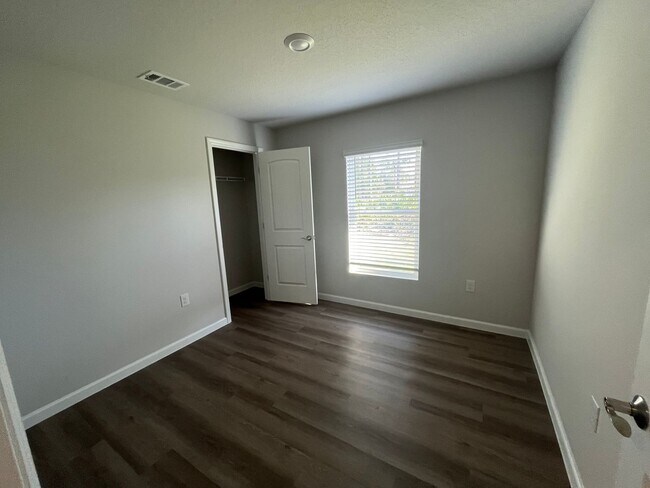 Building Photo - Beautiful 4 Bedroom Home with Huge yard!