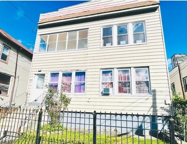 Building Photo - 333 E 22nd St
