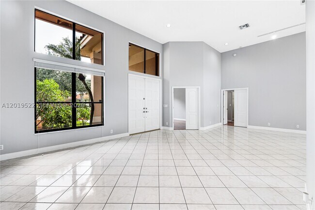 Building Photo - 1256 Manor Dr S