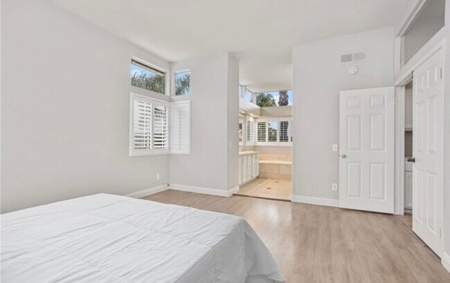 Building Photo - Vibrant 4 Bed/3 Bath Home in Oceanside