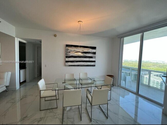 Building Photo - 15811 Collins Ave