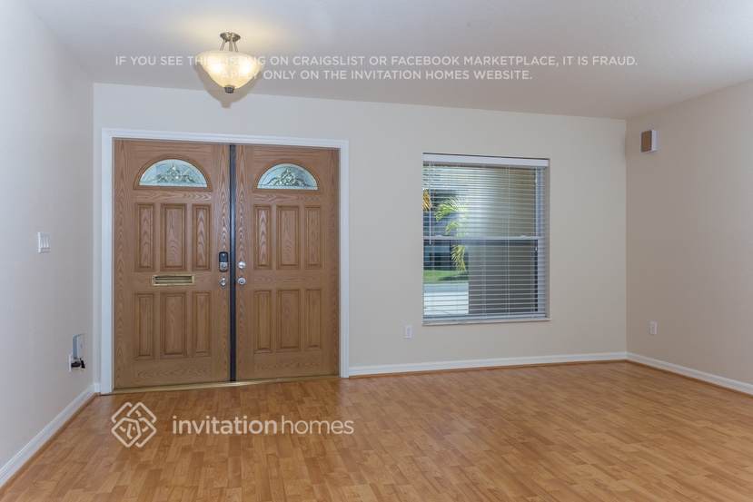 Building Photo - 833 SE Lansdowne Ave