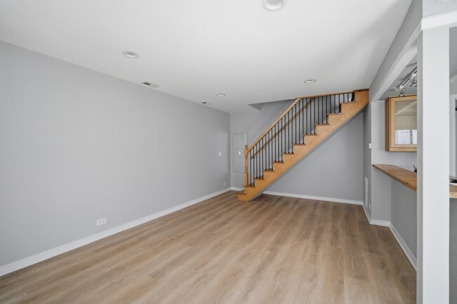 Building Photo - 1180 Cove Dr