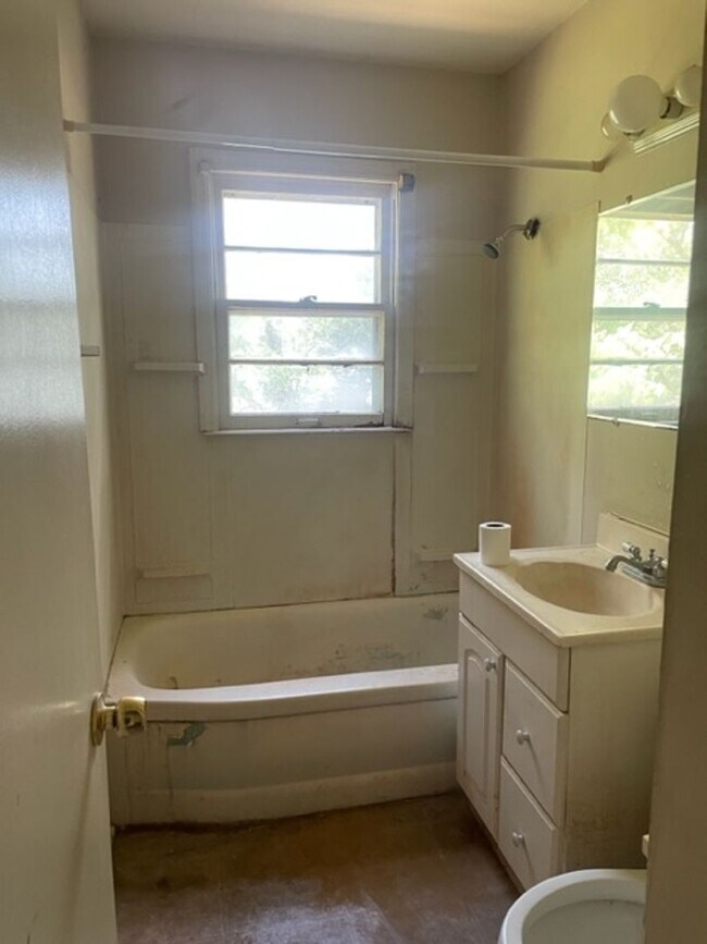 Building Photo - Three Bedroom One bathroom home for Rent