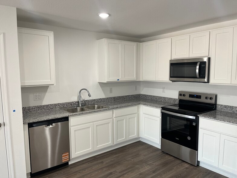 Building Photo - 711 Dylan Ct