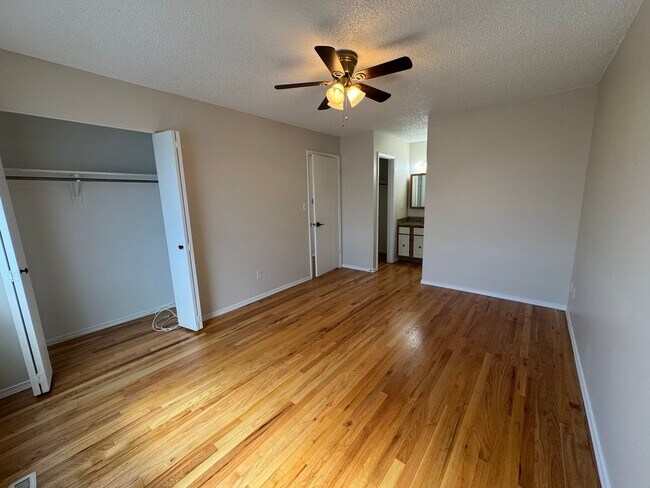 Building Photo - 5 bedroom, 3 bath, 2 car on acreage near t...