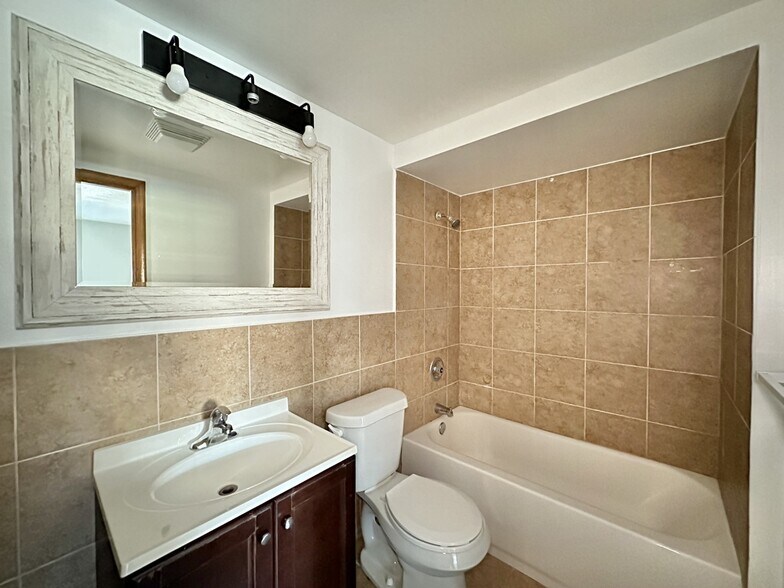 Building Photo - 1004 S River Rd