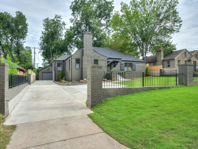 Building Photo - Luxury Living in the Heart of Tulsa