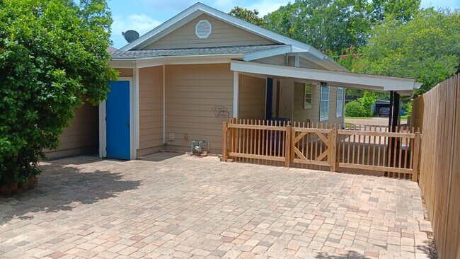 Backyard Patio - 112 N Division St