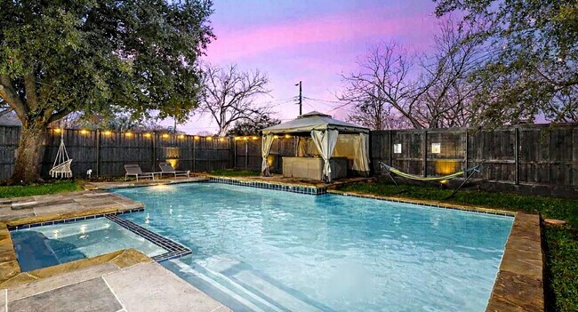 Building Photo - 3608 Courtdale Dr