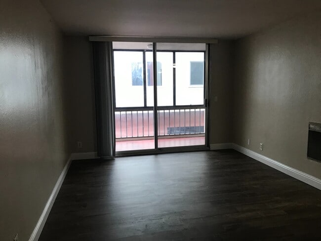 Building Photo - Make This Condo A Place You Can Call Home!!