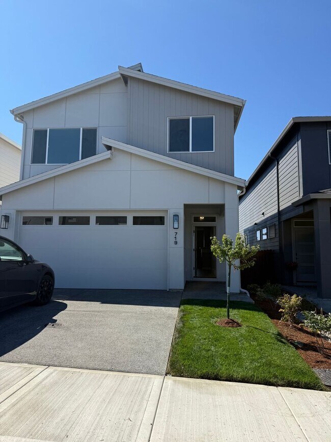 Building Photo - Beautiful Ridgefield Home with Modern Finishes, Spacious Layout, Attached Garage, and Convenient ...