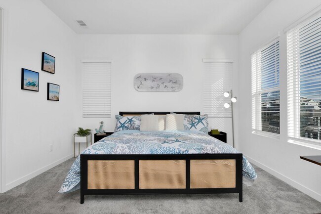 Building Photo - Waterfront Beauty