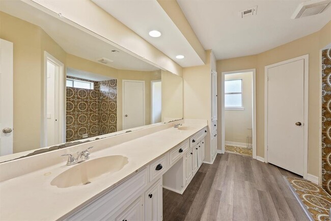 Building Photo - 11806 Gardenglen Dr