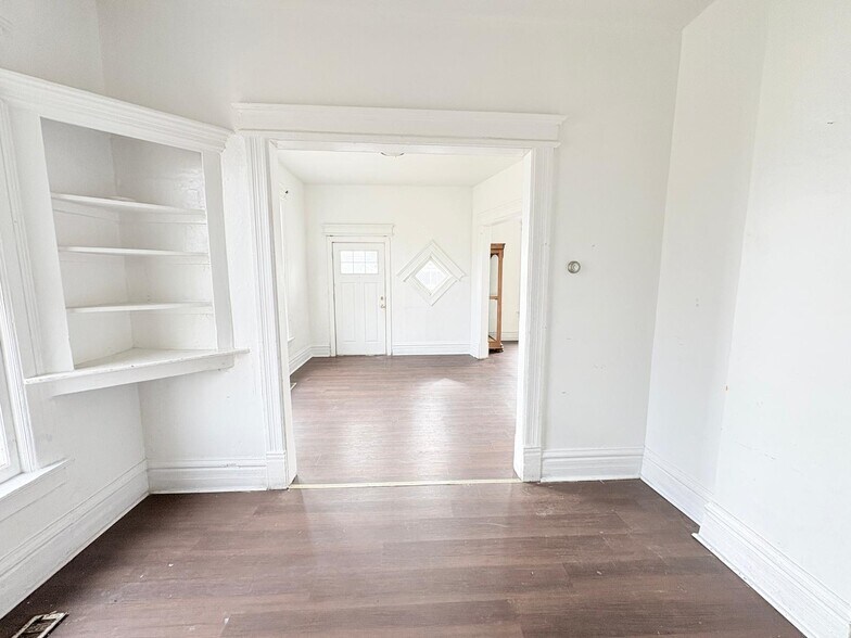 Building Photo - 833 N Michigan St