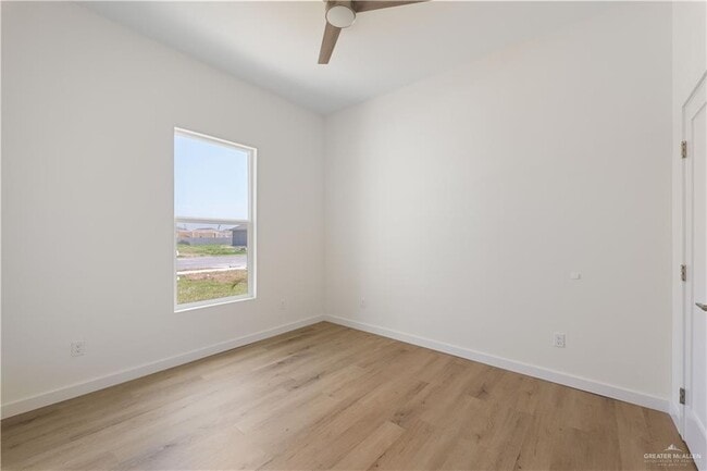 Building Photo - 19 N Brushfield Ave