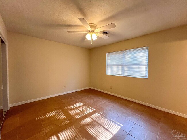 Building Photo - 5891 Avondale Rd