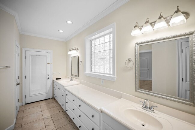 Building Photo - 11750 Village Green Dr