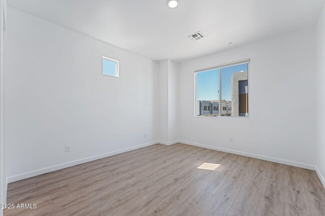 Building Photo - 225 N Pleasant Dr