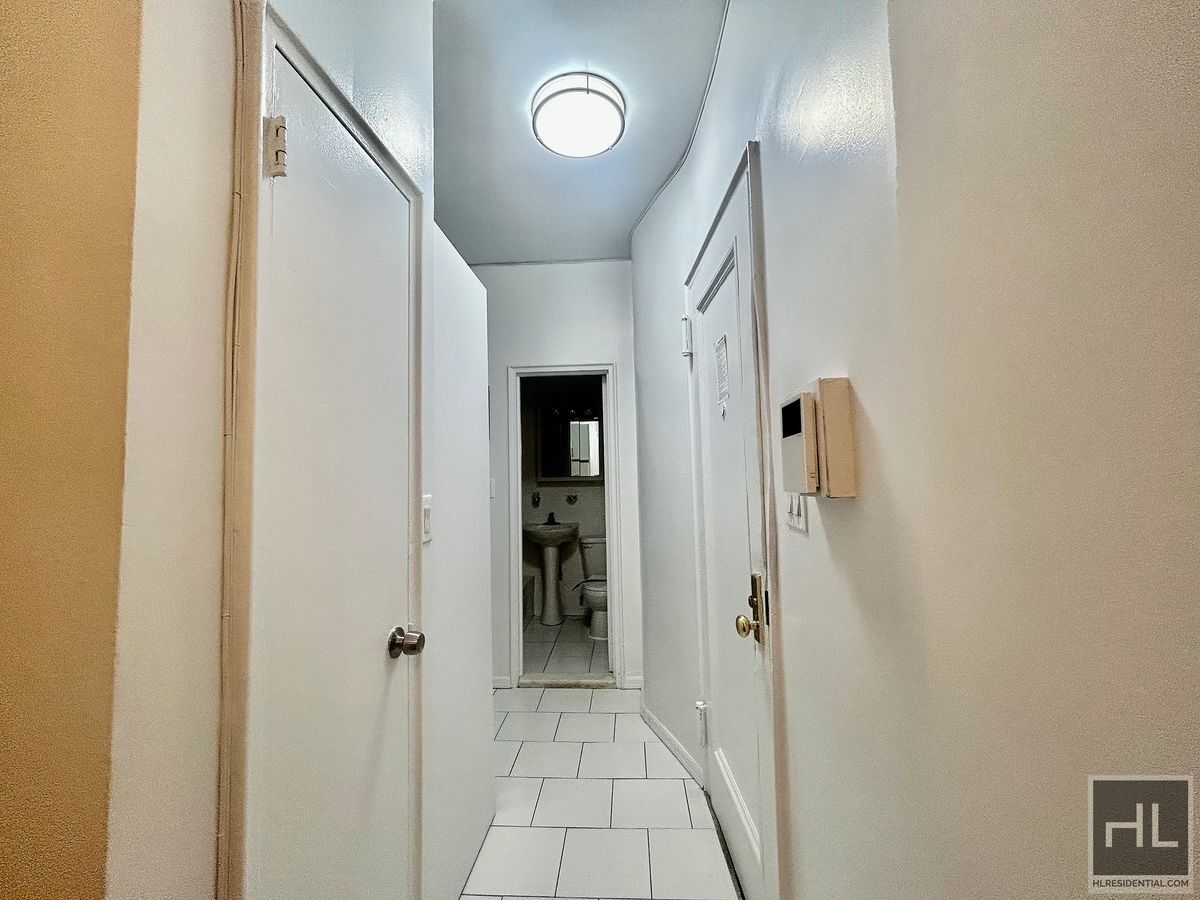 Building Photo - EAST 89 St