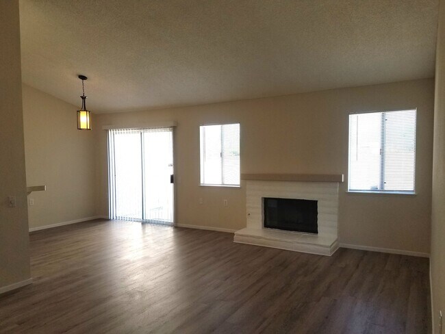 Building Photo - Charming 2 bed 2 bath in west side of Heme...