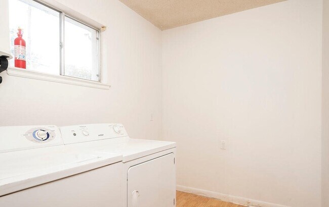 Building Photo - 2955 Huntington Dr