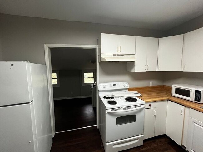 Building Photo - Great Home in Historic Earlewood