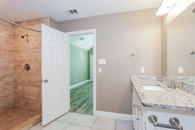 Building Photo - 811 N Ridge Dr