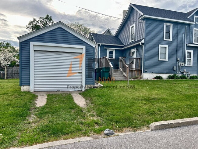 Building Photo - 1302 2nd St
