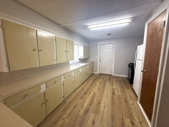 Building Photo - Cozy 2-Bed, 1-Bath Home with a large backyard!!
