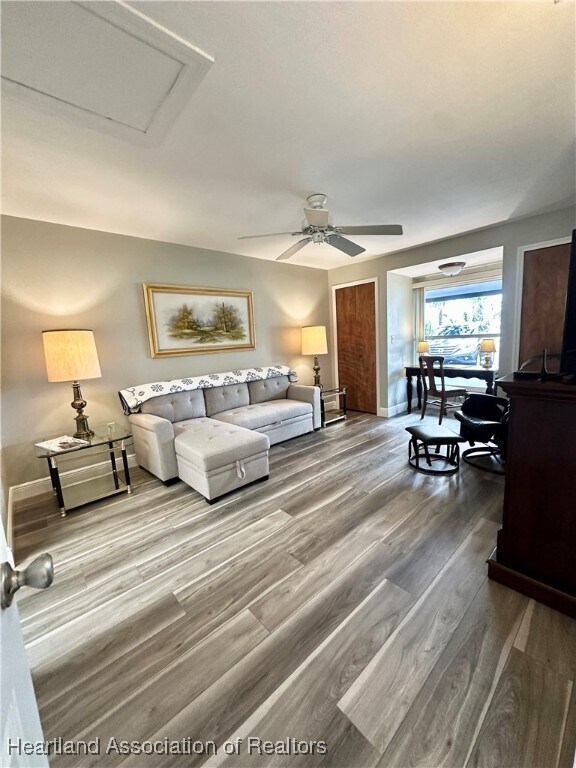 Building Photo - 3350 Lakeview Dr