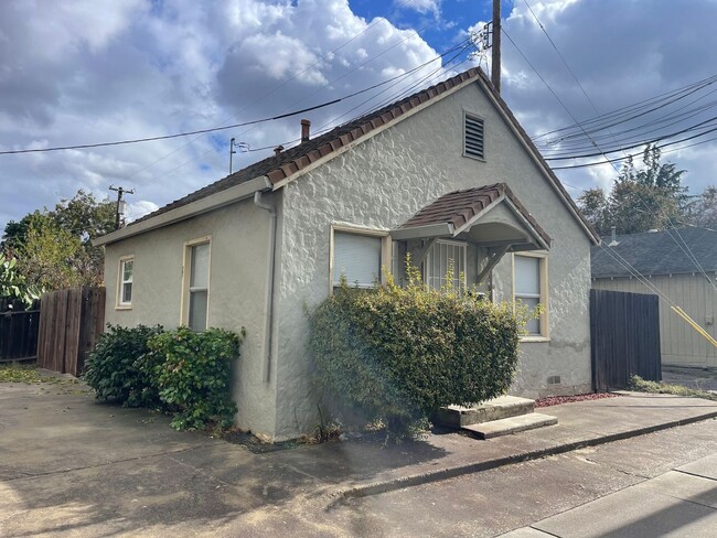 Building Photo - Wonderful Stand Alone Home