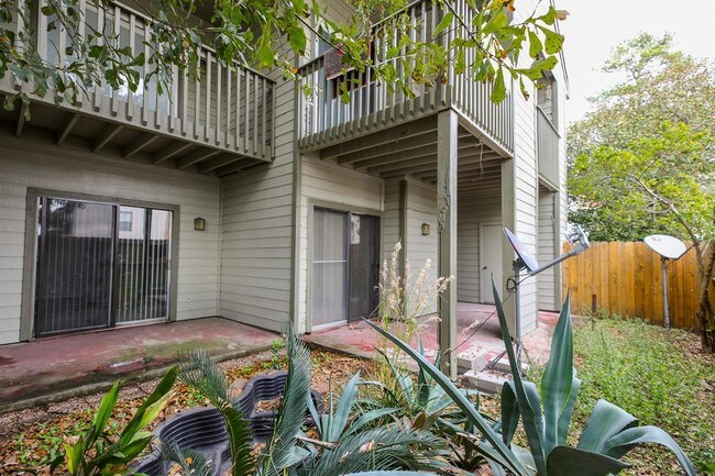 Building Photo - 17417 Red Oak Dr