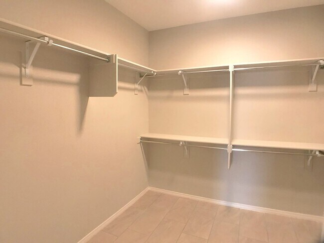Building Photo - Los Lunas 3 bedroom! Tile Throughout! Refrigerated Air! Spacious living area